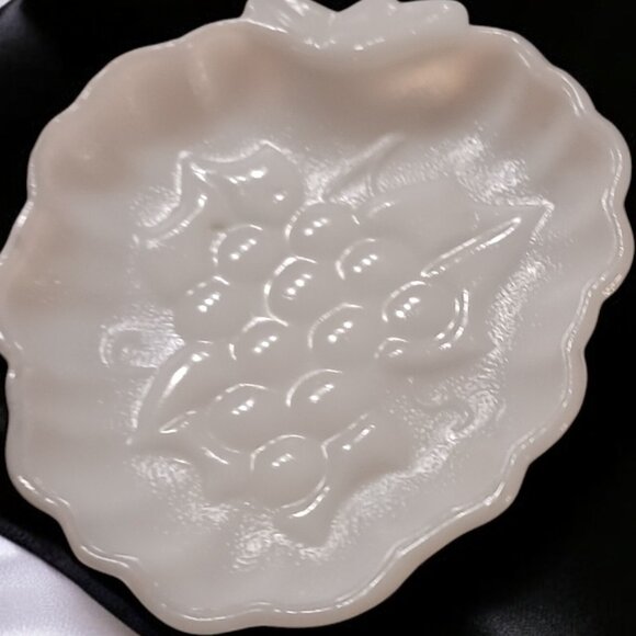 Vintage Hazel Atlas Milk Glass Strawberry Grape Candy Trinket Dishes – Set of 2 - Picture 12 of 13